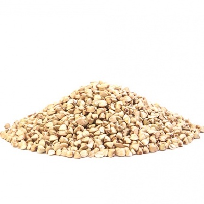 Monte de trigo sarraceno cru sobre fundo branco