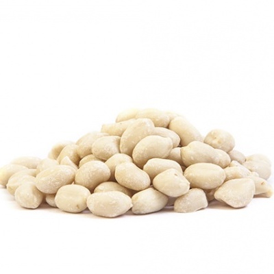 Monte de amendoins descascados sobre fundo branco