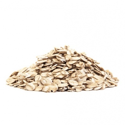 Montículo de sementes descascadas sobre fundo branco