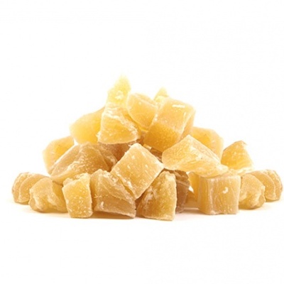 Cubos secos amarelos claro com textura cristalizada sobre fundo branco