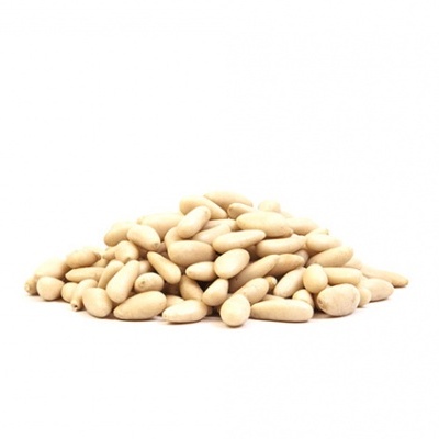 Sementes de pinheiro bege claras sobre fundo branco