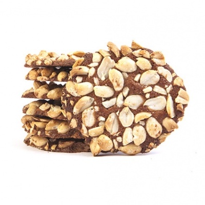 Bolachas redondas com amendoins inteiros sobre fundo branco