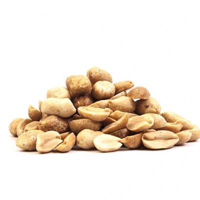 Amendoins torrados com e sem casca sobre fundo branco