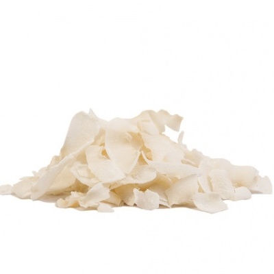 Lascas finas de coco seco em fundo branco