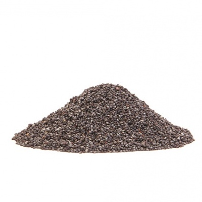 Montículo de sementes pequenas castanho escuro sobre fundo branco