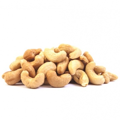 Amontoado de caju seco com casca, fundo branco