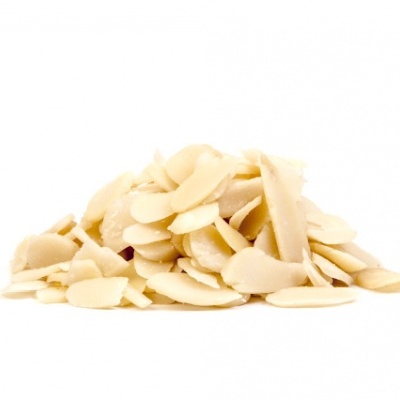 amêndoas laminadas creme claro empilhadas