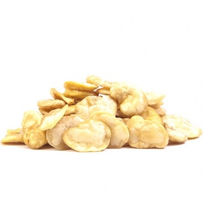 Chips amarelo-claro empilhados num fundo branco.