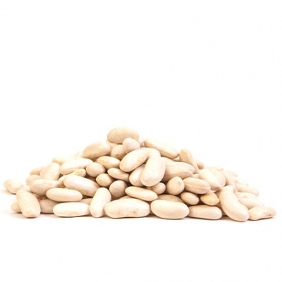 Feijão branco cru em montão sobre fundo branco