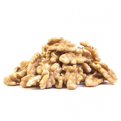 Monte de nozes descascadas castanhas claras em fundo branco