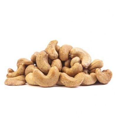 Monte de anacardos crus castanhos claros sobre fundo branco