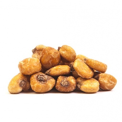 Grão-de-bico torrado empilhado sobre fundo branco.