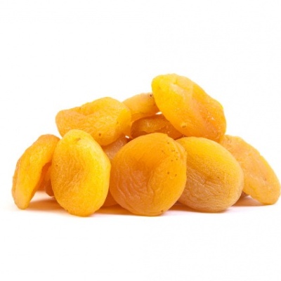 Damascos secos laranja em fundo branco