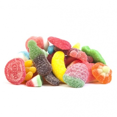 Doces de goma coloridos com açúcar variados no fundo branco