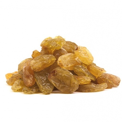 Passas douradas secas sobre fundo branco