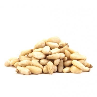 Monte de pinhões naturais sobre fundo branco