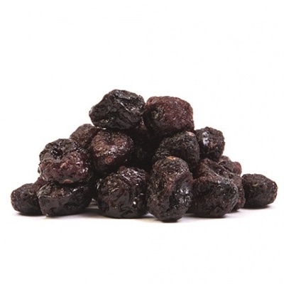 Frutas secas castanhas escuras amontoadas sobre fundo branco