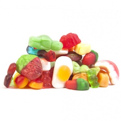 Gomas doces variadas coloridas em fundo branco