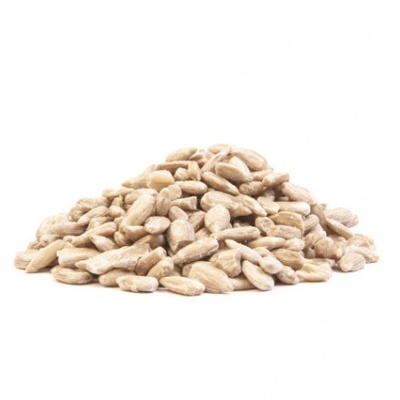 Montão de sementes de girassol descascadas em fundo branco