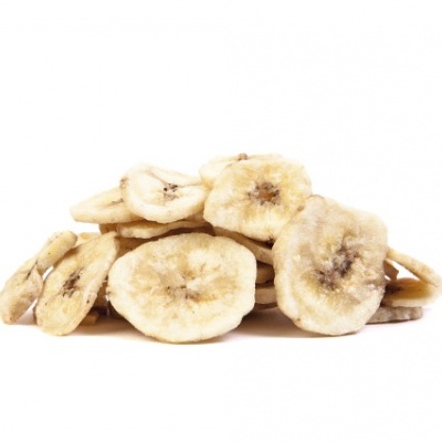 Fatias de banana desidratada empilhadas sobre fundo branco
