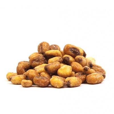 Amendoins torrados e salgados sobre fundo branco