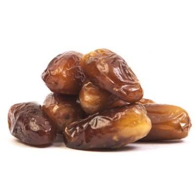 Pilhas de tâmaras castanhas com textura enrugada sobre fundo branco