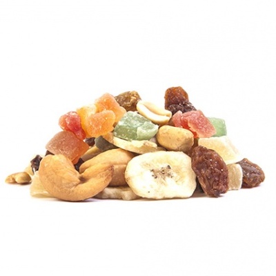 Frutos secos e frutas desidratadas variadas sobre fundo branco