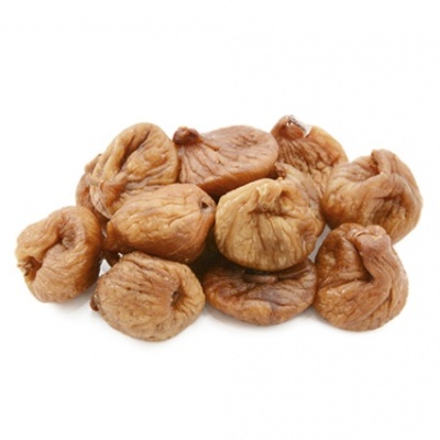 Figues secos amarelados e castanhos sobre fundo branco