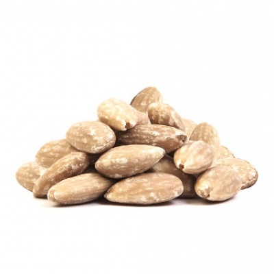 Amendoins descascados empilhados com textura rugosa