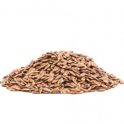 Monte de sementes de linho castanhas sobre fundo branco