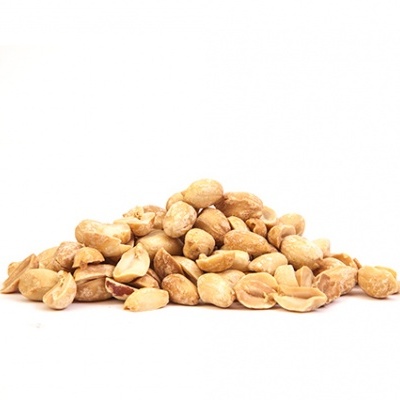 Montão de amendoins descascados castanhos claros sobre fundo branco