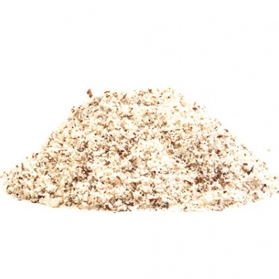 Farinha branca com partículas castanhas em pilha sobre fundo branco