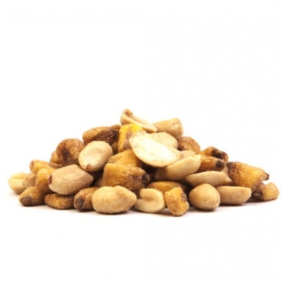 Amendoins torrados e salgados sobre fundo branco