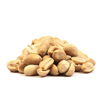 Monte de amendoins descascados castanhos claros sobre fundo branco