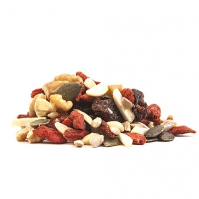 Montinho de frutos secos e sementes variadas sobre fundo branco