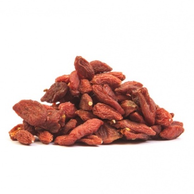 Bagas de goji secas vermelhas sobre fundo branco