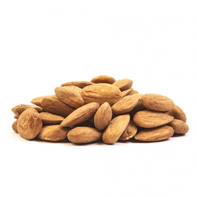 Amêndoas inteiras com casca empilhadas sobre fundo branco