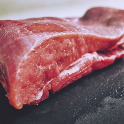 Pedaço de carne crua vermelha sobre superfície negra