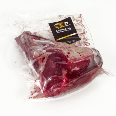 Pedaço de carne vermelha embalado a vácuo com etiqueta preta e amarela