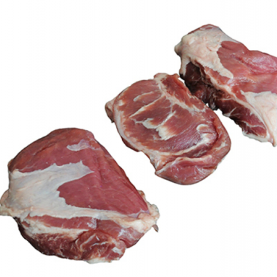 Três pedaços de carne crua vermelha com gordura em fundo branco