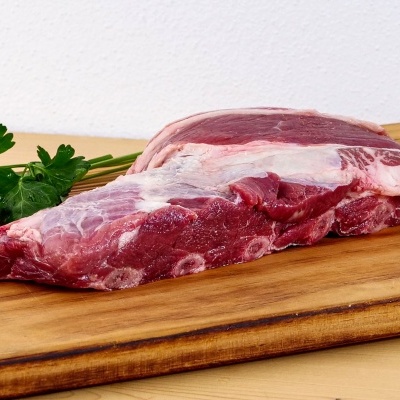 Carne crua vermelha com gordura em tábua de madeira e salsa