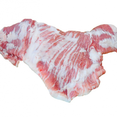 Pedaço cru de carne vermelha com gordura branca visível sobre fundo branco