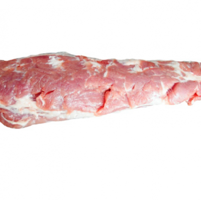 Pedaço cru de carne suína em fundo branco