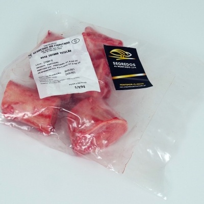 Pacote de ossos crus para cães em plástico transparente com etiquetas