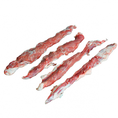 quatro pedaços de carne crua vermelha e branca sobre fundo branco