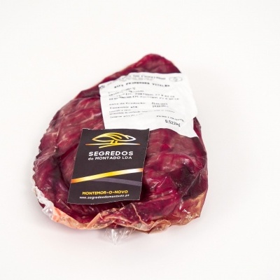 Peça de carne vermelha embalado a vácuo com etiquetas