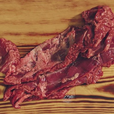 Carne crua vermelha sobre superfície de madeira clara