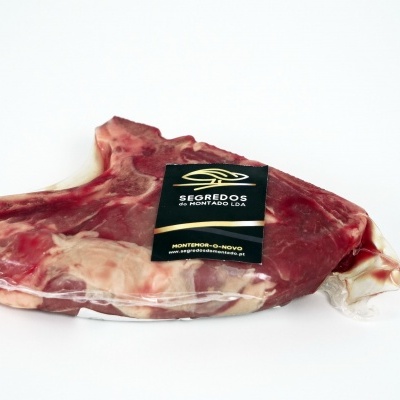 Carne crua embalada a vácuo com etiqueta preta