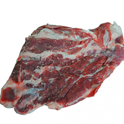 Pedaço de carne crua vermelha com gordura sobre fundo branco