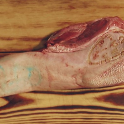 Pedaço de carne crua sobre superfície de madeira clara